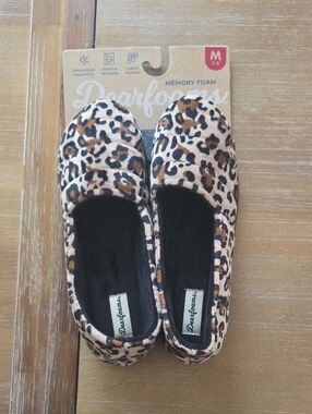 NWT Dearfoams Leopard Print Memory Foam Slippers